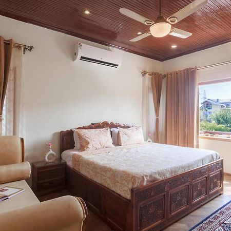 Srīnagar Stayvista At Pinewood Villa - Pet Friendly Villa With Lawn & Pool Table מראה חיצוני תמונה