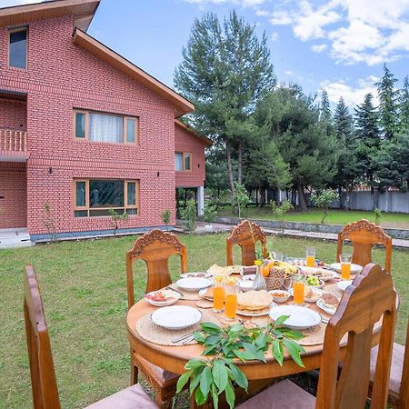 Srīnagar Stayvista At Pinewood Villa - Pet Friendly Villa With Lawn & Pool Table מראה חיצוני תמונה