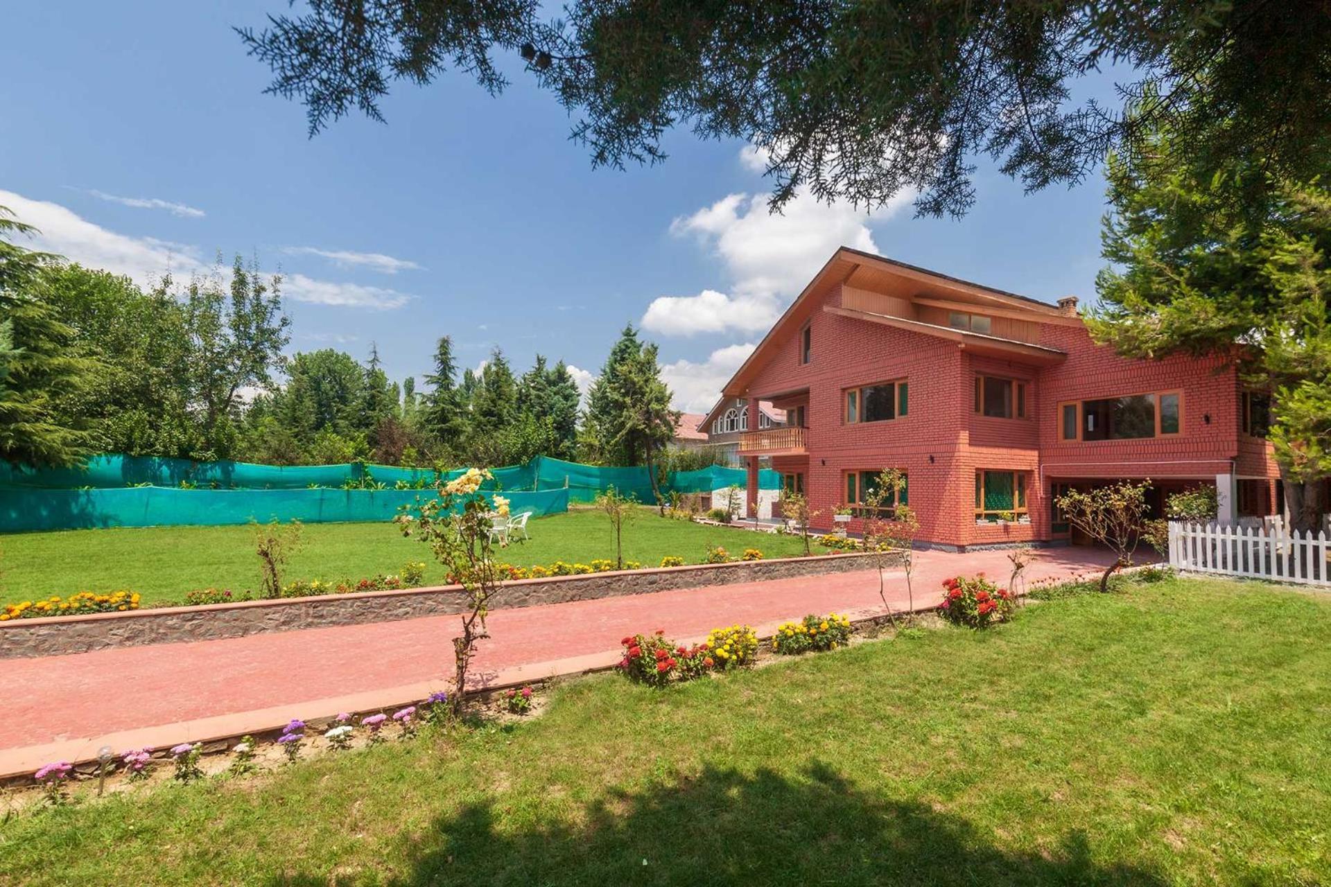 Srīnagar Stayvista At Pinewood Villa - Pet Friendly Villa With Lawn & Pool Table מראה חיצוני תמונה