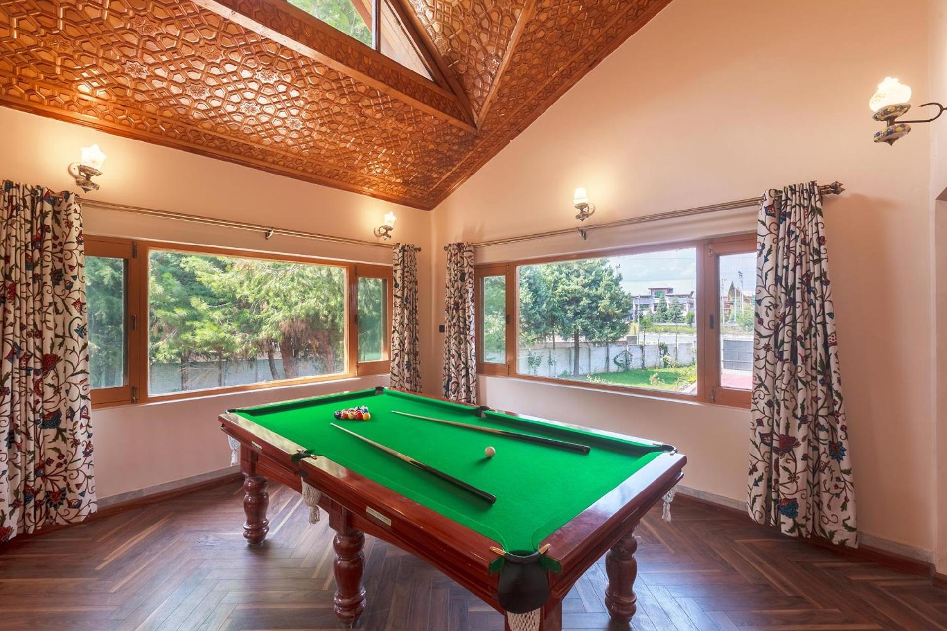 Srīnagar Stayvista At Pinewood Villa - Pet Friendly Villa With Lawn & Pool Table מראה חיצוני תמונה