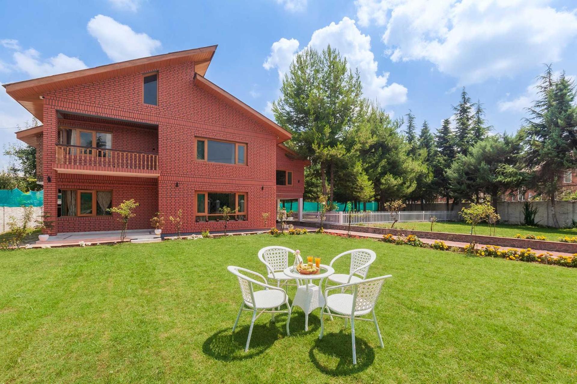 Srīnagar Stayvista At Pinewood Villa - Pet Friendly Villa With Lawn & Pool Table מראה חיצוני תמונה